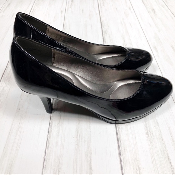 Kelly & Katie Faux Patent Pumps, size 7 Wide. - Picture 4 of 8